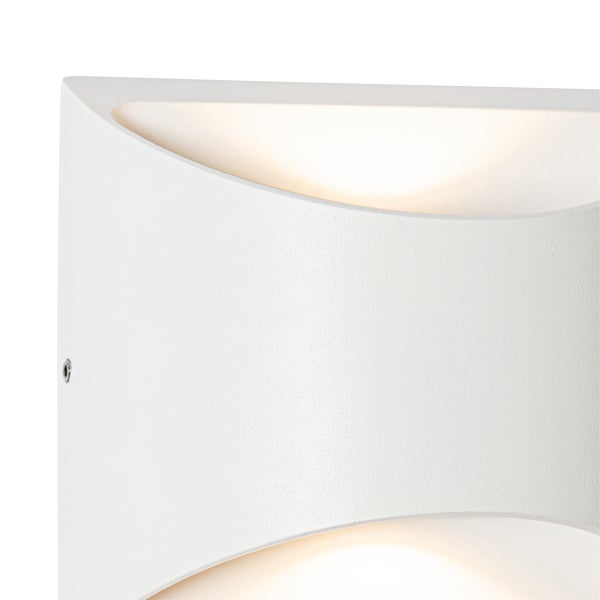 Weiße moderne Wandleuchte mit Lichtaustritt nach oben und unten, strukturierte Oberfläche.