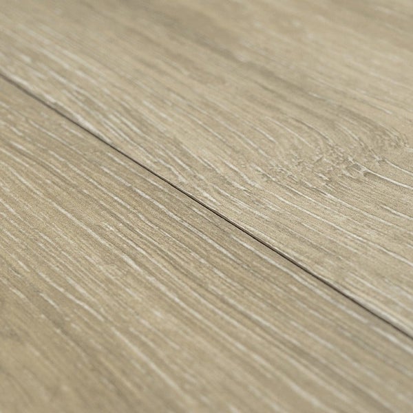 Laminatboden mit Holzoptik in Eichenstruktur mit ausgeprägter Maserung und V-Fuge für eine natürliche Bodenbelag Optik.