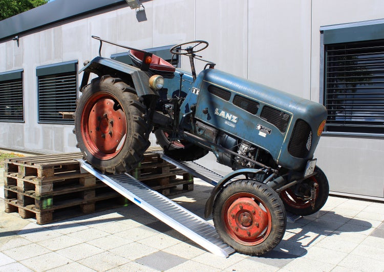 Blauer Lanz Bulldog Traktor auf Paletten und Rampe