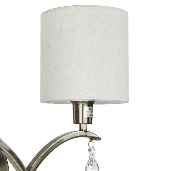 Detail einer Deckenleuchte mit Stoffschirm und Kristallanhänger