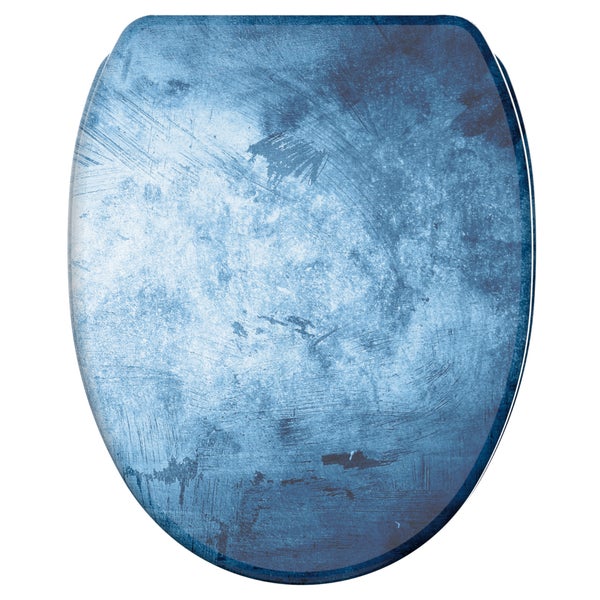 WC-Sitz mit blauem Muster in Steinoptik, Deckel geschlossen.
