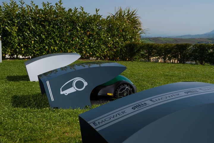 Mähroboter Garage auf einer Rasenfläche