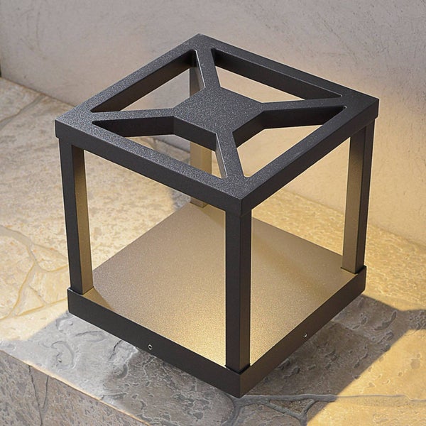 Moderne kubische Außen-Sockelleuchte in Anthrazit mit integriertem LED-Licht.