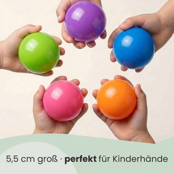 Kinderhände halten bunte Bällebadbälle mit einem Durchmesser von 5,5 Zentimeter.