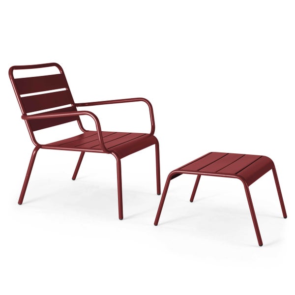 Garten-Loungesessel mit Armlehnen und passender Fußablage aus Metall in Dunkelrot mit Latten-Design.