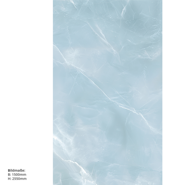 Wandpaneel in blauer Onyxoptik mit feiner Maserung, Breite 1500 Millimeter, Höhe 2550 Millimeter.