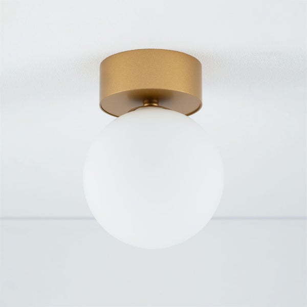 Deckenleuchte mit runder, weißer Glaskugel und goldfarbener Fassung