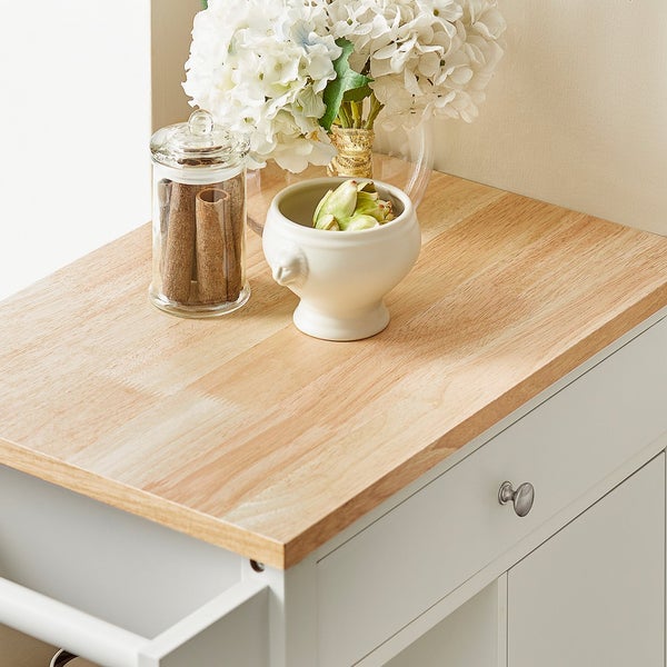 Dekorative Anrichte mit Holzplatte, Glas, Zimtstangen und Keramikschale