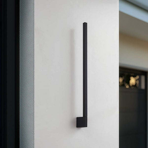 Moderne schwarze Außenwandleuchte in schmaler, vertikaler Stabform an einer Wand.