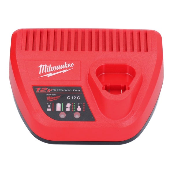 Milwaukee Akku-Ladegerät C 12 C für 12 Volt Lithium-Ionen-Akkus mit Milwaukee Logo und Ladestatusanzeige.