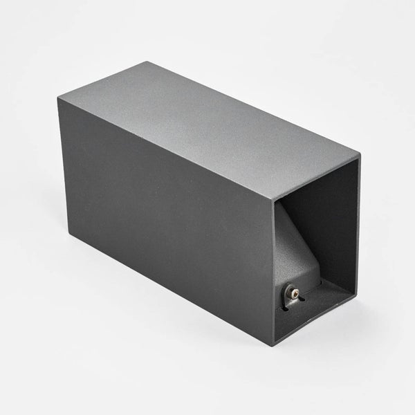 Anthrazitfarbene rechteckige Außenwandleuchte aus Metall.