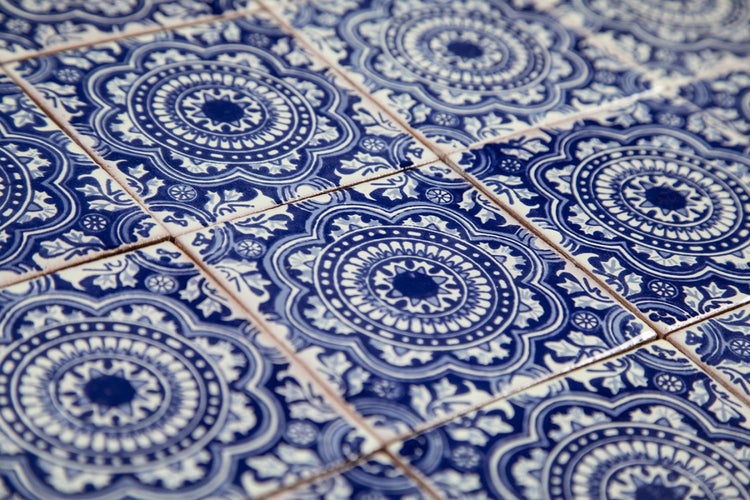 Nahaufnahme von Bodenfliesen mit dekorativem Muster