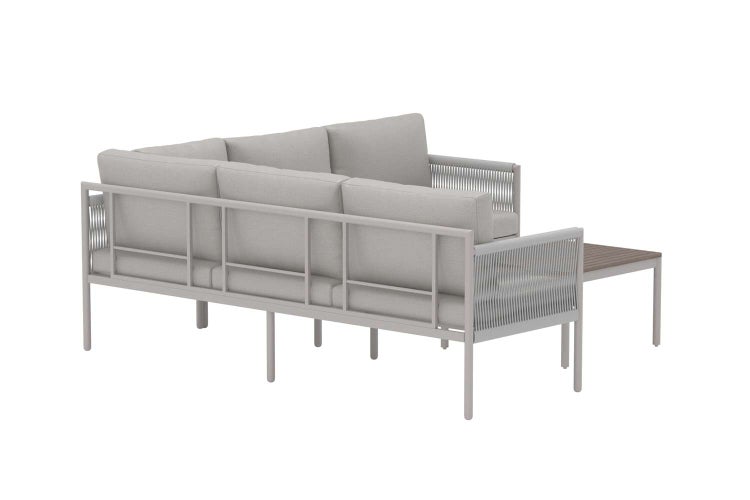 Garten-Lounge Ecksofa mit Metallgestell, Seilbespannung an den Seiten und integriertem Beistelltisch mit Holzoberfläche.