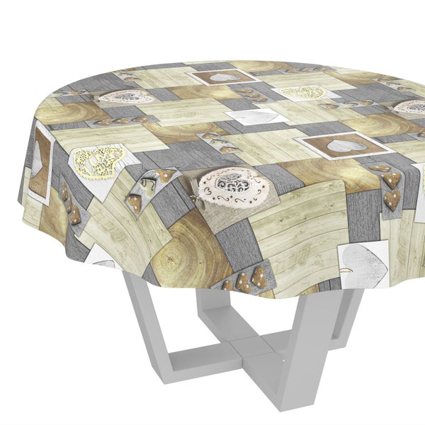 Runde Tischdecke mit Patchwork-Muster aus Holzoptik und verschiedenen Herzmotiven.