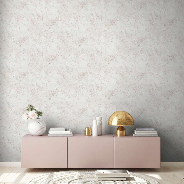Wohnzimmer mit moderner Vliestapete mit zartem floralem Muster, dekoriert mit Sideboard, Tischleuchte und Dekoartikeln in einem hellen Raum.
