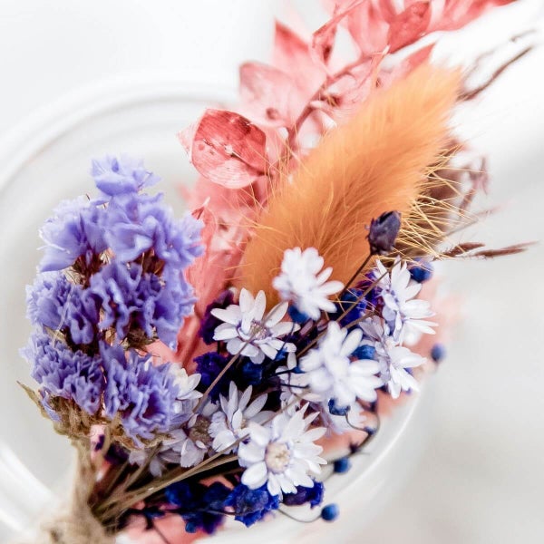 wunderschöner Anstecker Trockenblumen in einer Kombination aus Blau- und Rosatönen