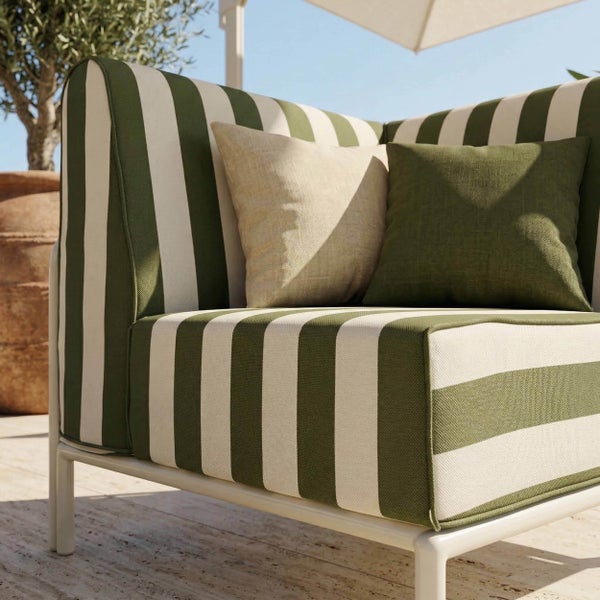 Outdoor-Ecksofa mit gestreiften Polstern in Grün und Weiß, inklusive zwei Dekokissen auf einer Terrasse.