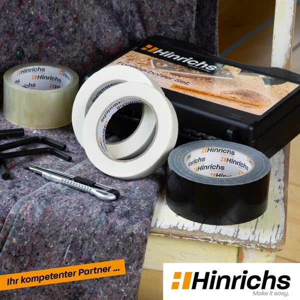 Hinrichs Werkzeuge: Forstnerbohrer-Set, Paketband, Kreppband, Gewebeband, Cuttermesser, Innensechskantschlüssel auf Malervlies und Hinrichs Logo.