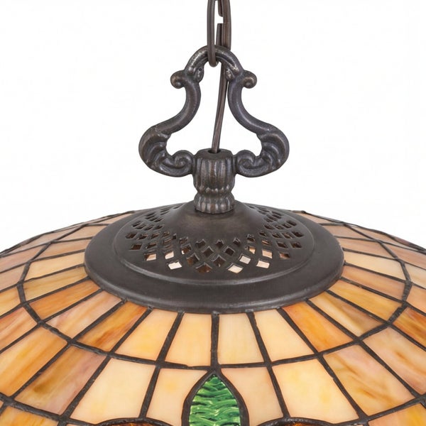Detailansicht einer Tiffany-Pendelleuchte mit kunstvoller Metallhalterung und gemustertem Glasschirm.