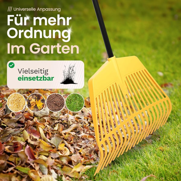 Gelbe Gartenharke aus Kunststoff mit schwarzem Stiel neben einem Laubhaufen auf Rasen, vielseitig einsetzbar für die Gartenpflege.
