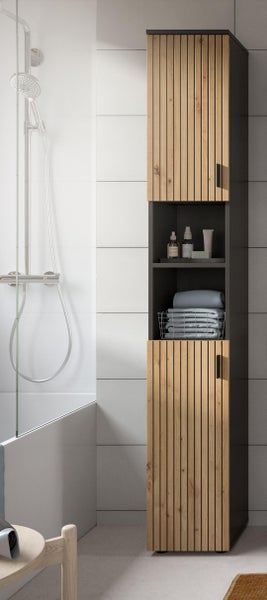 Moderner Badezimmer-Hochschrank in Anthrazit mit Fronten in Holz-Lamellen-Optik neben einer Dusche.