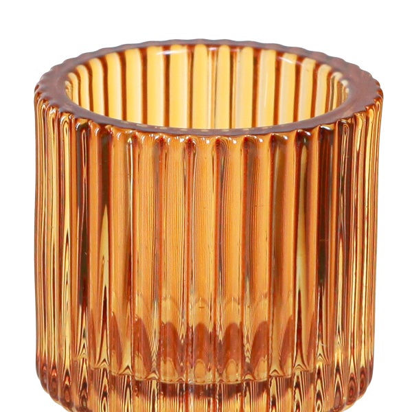 Zylindrisches Windlicht aus geriffeltem Glas in Bernstein.