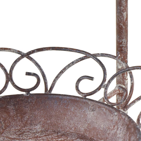 Detailansicht einer Pflanzschale aus Metall mit verschnörkelten Verzierungen.