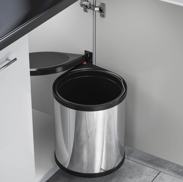 Schwenkbarer Abfalleimer im Küchenschrank