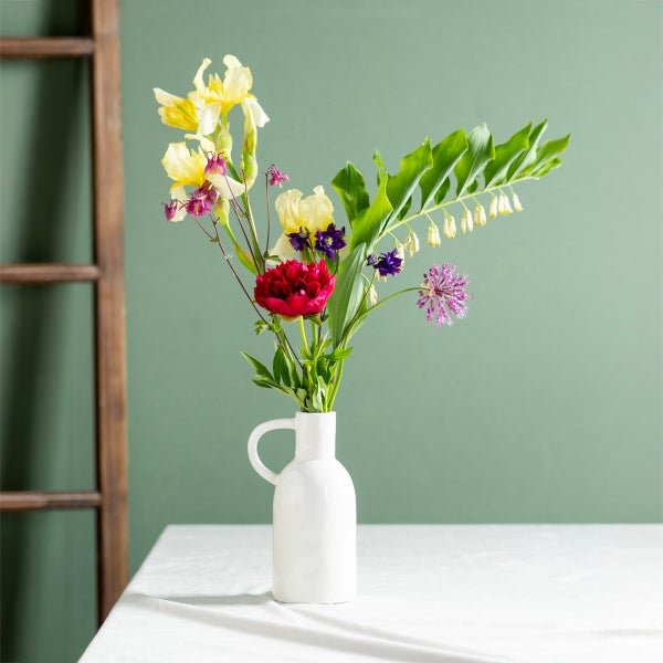 Weiße Keramikvase in Krugform mit Henkel, glänzend.