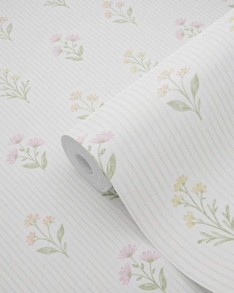 Vliestapete im Landhausstil mit feinem Streifenmuster und kleinen Blumensträußen.
