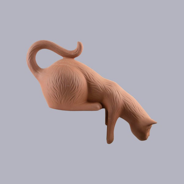 Kantenhocker Katze aus Terrakotta mit strukturierter Oberfläche.