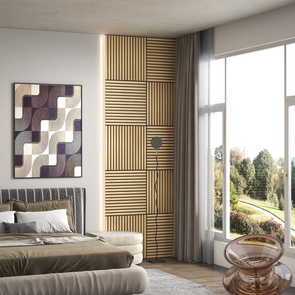 Modernes, helles Schlafzimmer mit Bett, abstraktem Bild und dekorativem Wandpaneel aus Holzlamellen neben einem großen Fenster.