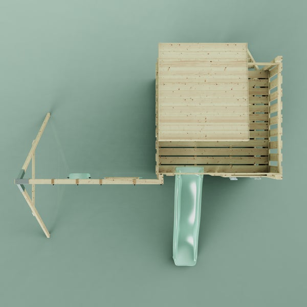 Spielturm aus Holz mit Rutsche, Schaukel, Kletterwand und Sandkasten.