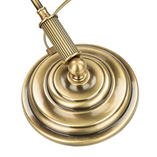 Detailaufnahme einer bronzefarbenen Schreibtischleuchte mit rundem Fuß