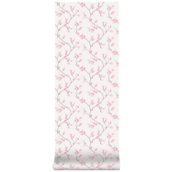 Tapete mit filigranem Kirschblütenmuster aus grauen Zweigen und rosa Blüten.