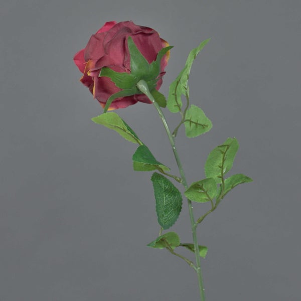 Künstliche rote Rose am Stiel mit grünen Blättern aus Textil und Kunststoff für Dekoration.