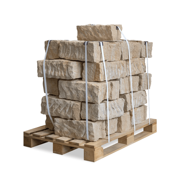 Mauersteine aus Naturstein auf einer Palette aus Holz, gesichert mit Transportbändern.