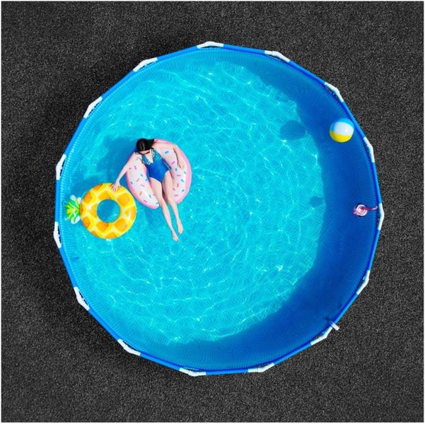 Draufsicht auf einen runden Rahmenpool mit klarem Wasser, einer Person auf einem Schwimmring und verschiedenen Pool-Accessoires.