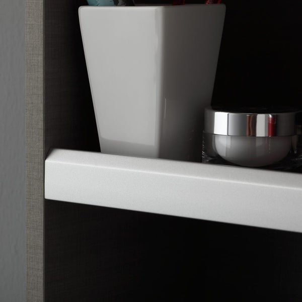 Detailansicht eines Badezimmerschranks mit einem weißen Übertopf und einer Creme auf einem Regal