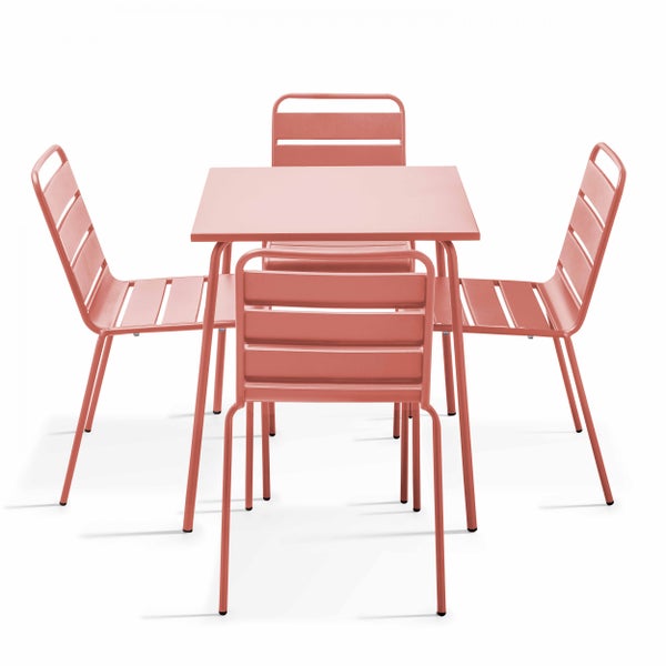 Korallenfarbenes Gartenmöbel-Set bestehend aus einem quadratischen Metalltisch und vier passenden Metallstühlen mit Lattendesign.