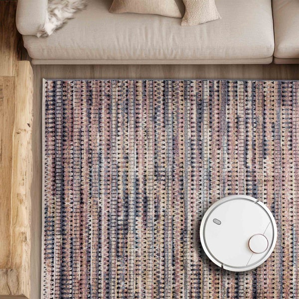 Ansicht von oben: Teppich mit Muster und Staubsaugerroboter