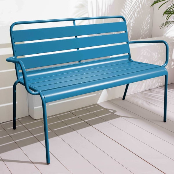 Roter Sonnenschirm mit dunkelgrauem Metallgestell, Kurbel und rundem Standfuß.