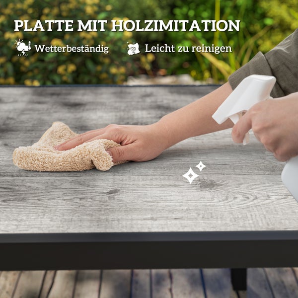 Gartenansicht mit Bambuspflanzen und blühenden Rosensträuchern