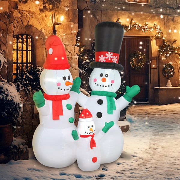 Aufblasbare Schneemannfamilie mit LED-Beleuchtung, drei Figuren mit bunten Hüten und Schals für die weihnachtliche Außendekoration.
