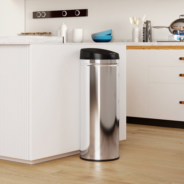 Freistehender, runder Abfalleimer mit Sensor im Küchenbereich.