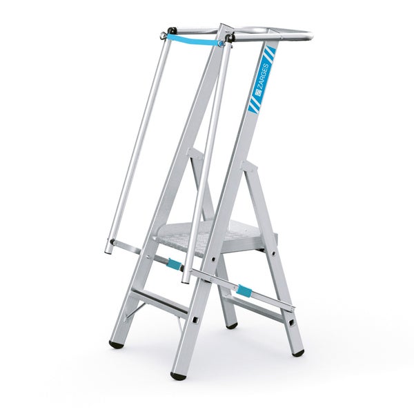 Helles Wohnzimmer mit Sofa, Bogenlampe und Couchtisch