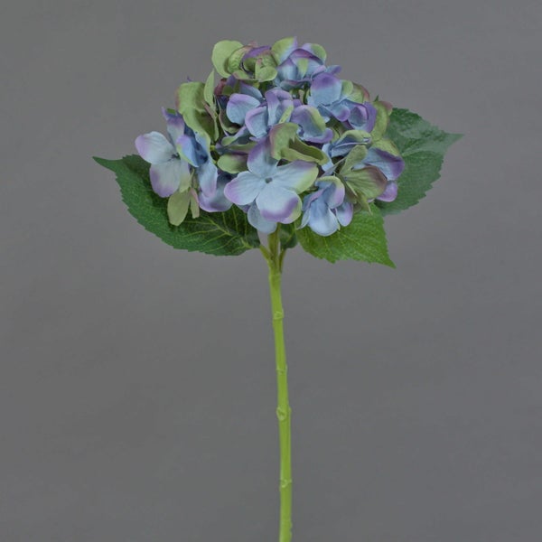 Künstliche Hortensie am Stiel mit blauen und grünen Blütenblättern sowie grünen Blättern.