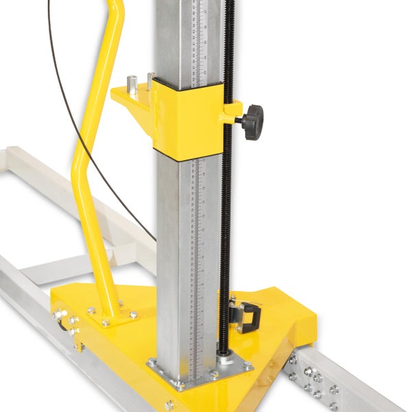 Detailansicht einer Holzbandsäge mit Messskala zur präzisen Einstellung der Schnitthöhe