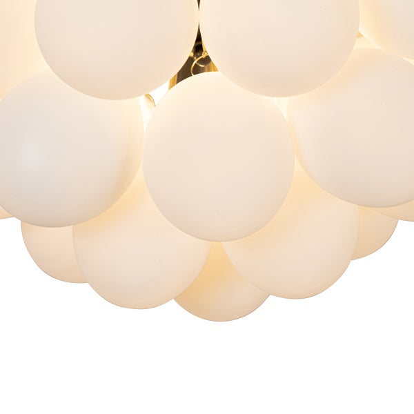 Deckenleuchte mit mehreren runden Lampenschirmen