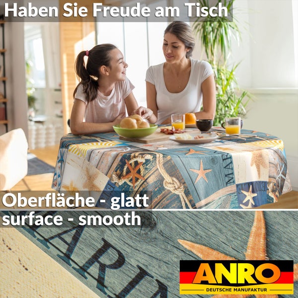 Helle Szene: Frau und Kind an rundem Tisch mit maritimer Wachstuchtischdecke mit Seesternen und glatter Oberfläche. ANRO Logo.